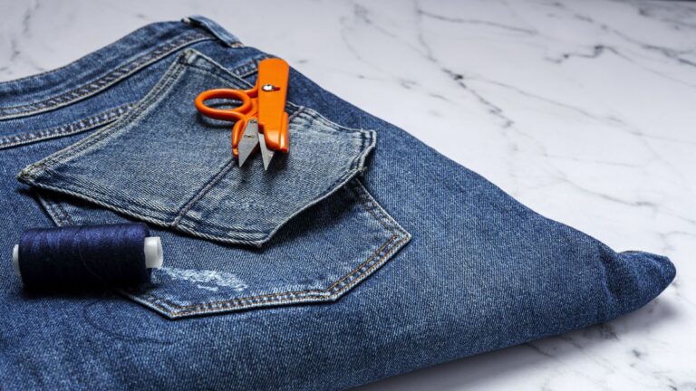 calça jeans tecido delicado