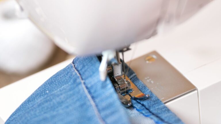 máquina de costura no jeans