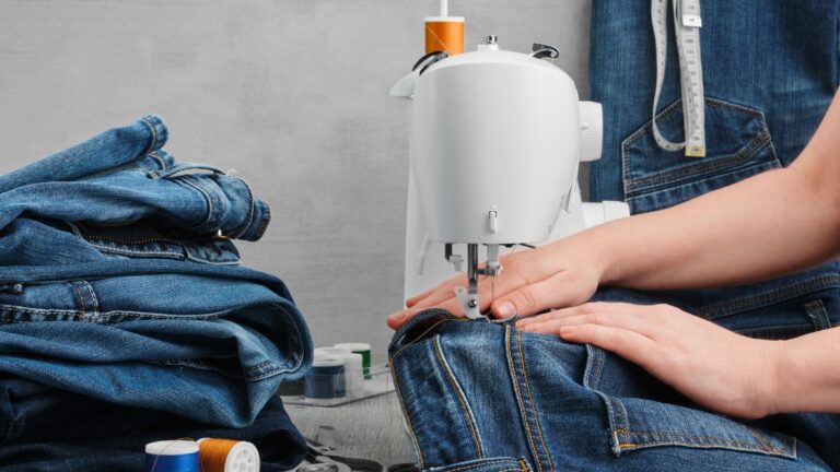 costurando jeans com máquina de costura branca