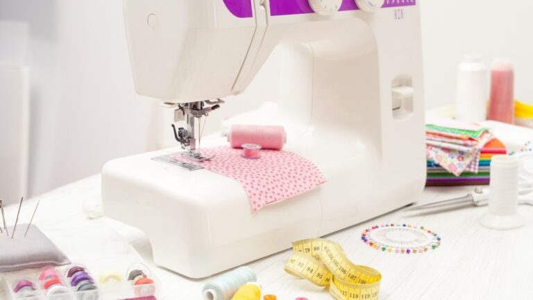 máquina de costura branca e rosa