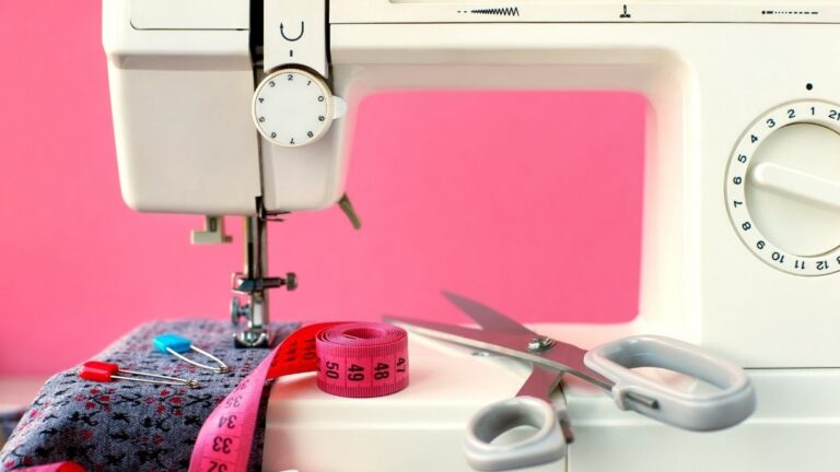 maquina de costura branca e rosa