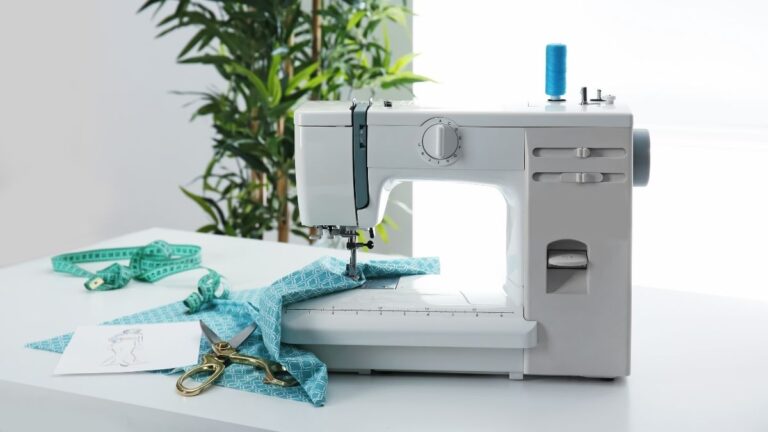maquina de costura branca com azul