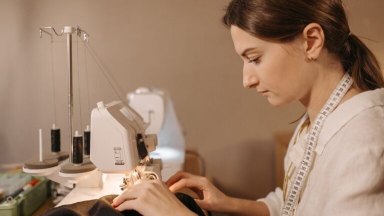 mulher costurando com a máquina de costura