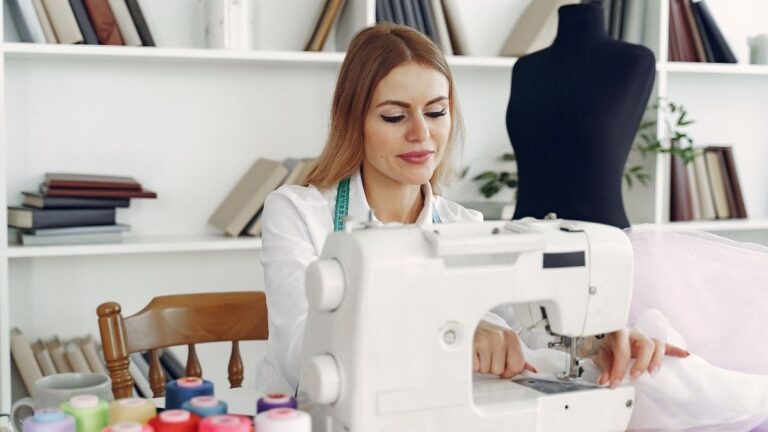 mulher costurando reto na máquina de costura