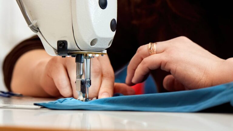 usando uma máquina de costura