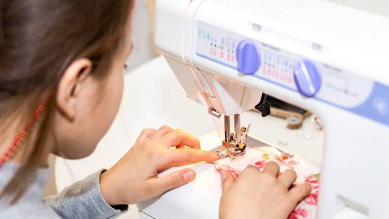 mulher usando maquina de costura branca e rosa