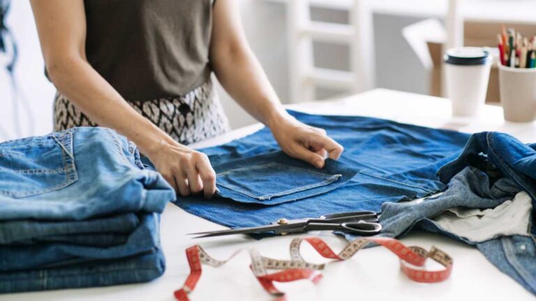 linha e costura jeans